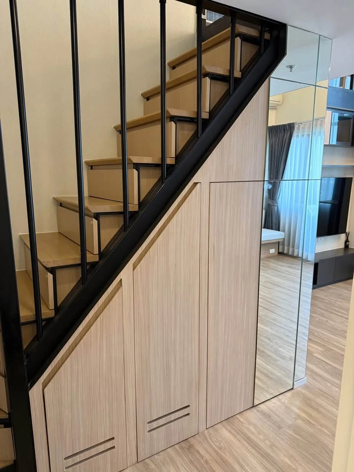 Selling Siamese Sukhumvit Onnut, a rare, large unit with a home-like feel in the heart of the city. This corner unit offers peace and privacy and is w