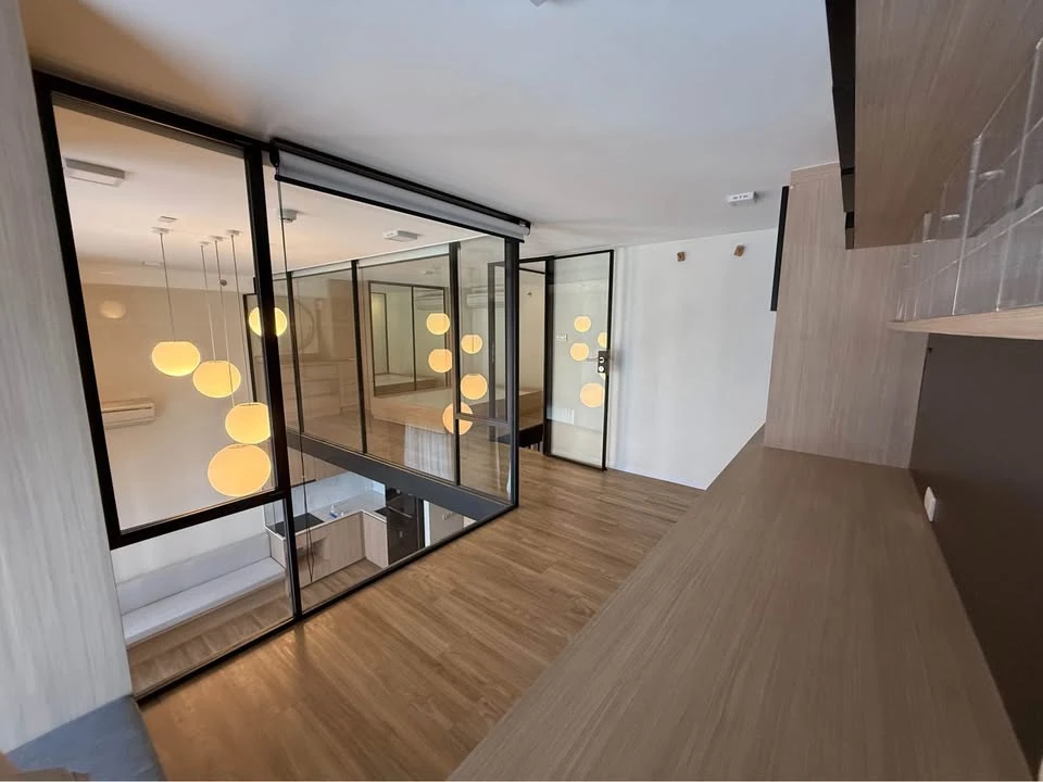 Selling Siamese Sukhumvit Onnut, a rare, large unit with a home-like feel in the heart of the city. This corner unit offers peace and privacy and is w