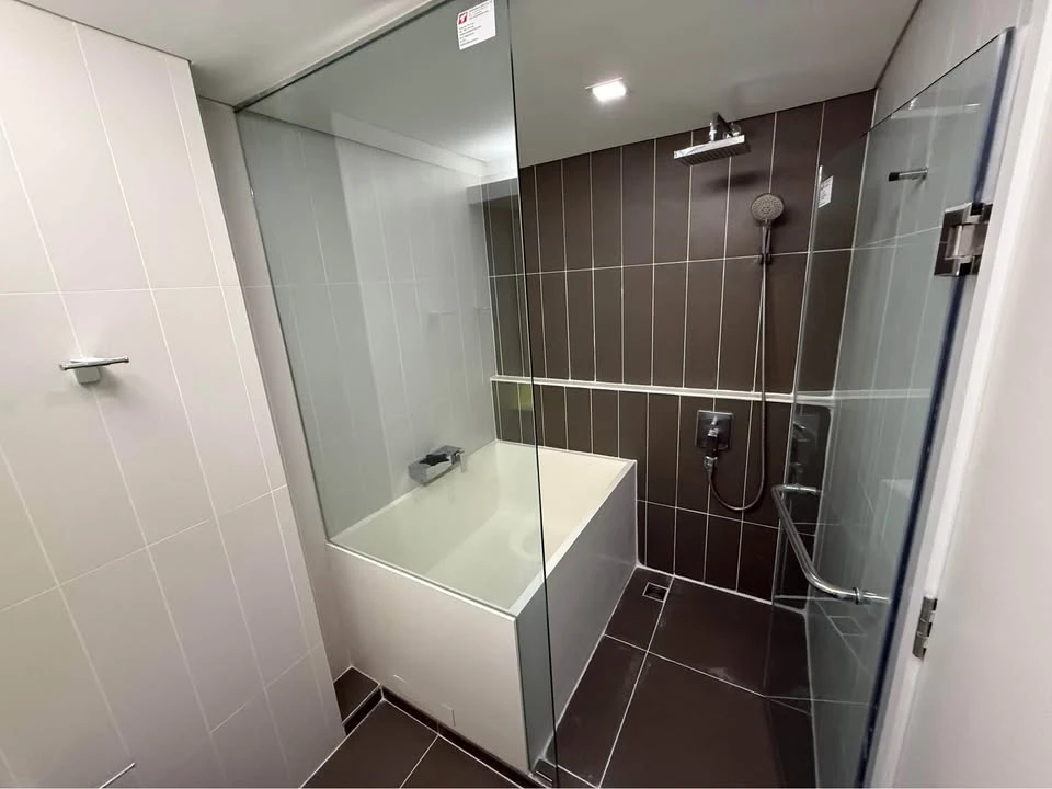 Selling Siamese Sukhumvit Onnut, a rare, large unit with a home-like feel in the heart of the city. This corner unit offers peace and privacy and is w