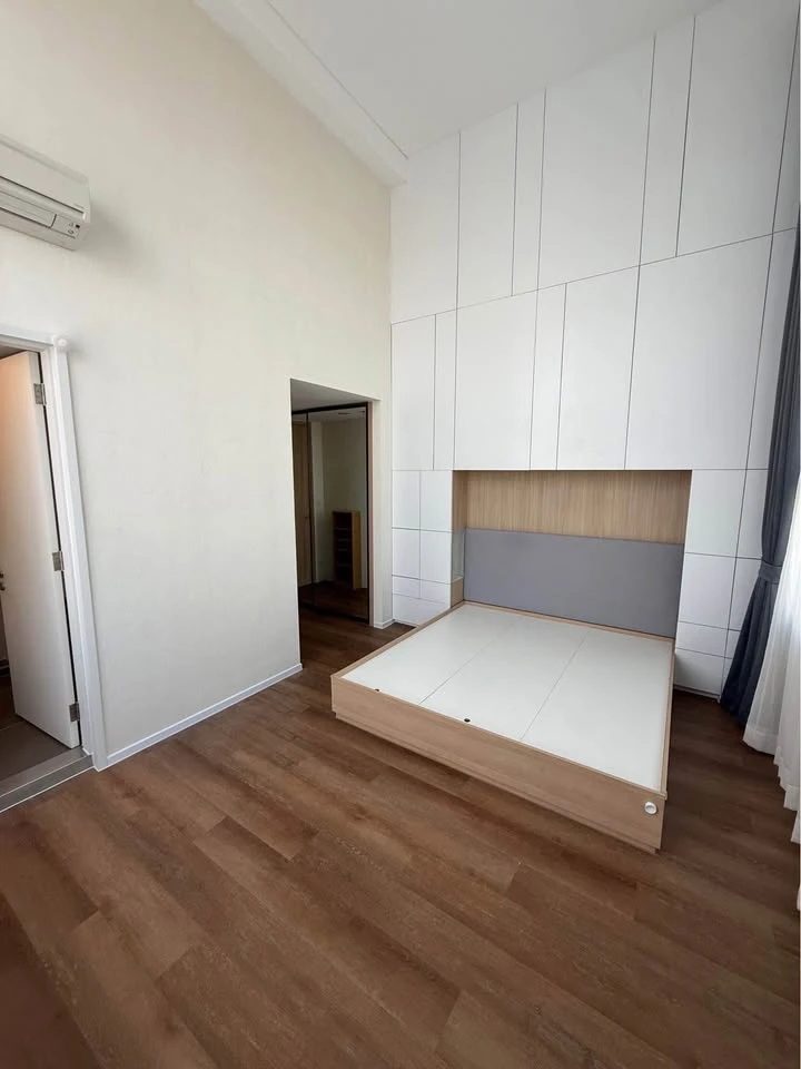 Selling Siamese Sukhumvit Onnut, a rare, large unit with a home-like feel in the heart of the city. This corner unit offers peace and privacy and is w