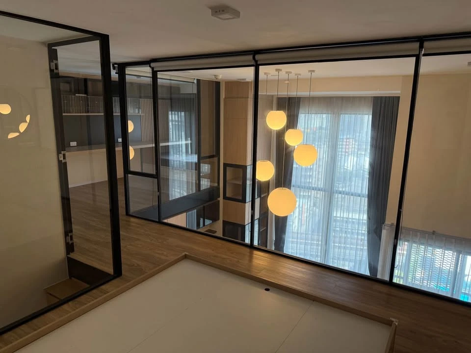 Selling Siamese Sukhumvit Onnut, a rare, large unit with a home-like feel in the heart of the city. This corner unit offers peace and privacy and is w