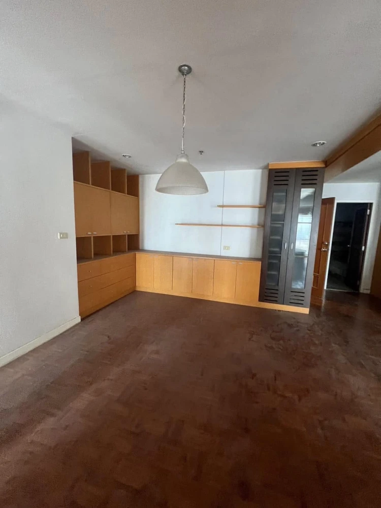 ขาย Silom Suite 3 ห้องนอน ห้องกว้าง ทำเลน่าอยู่ สนใจเป็นเจ้าของ รีบจองเลย ด่วนๆ