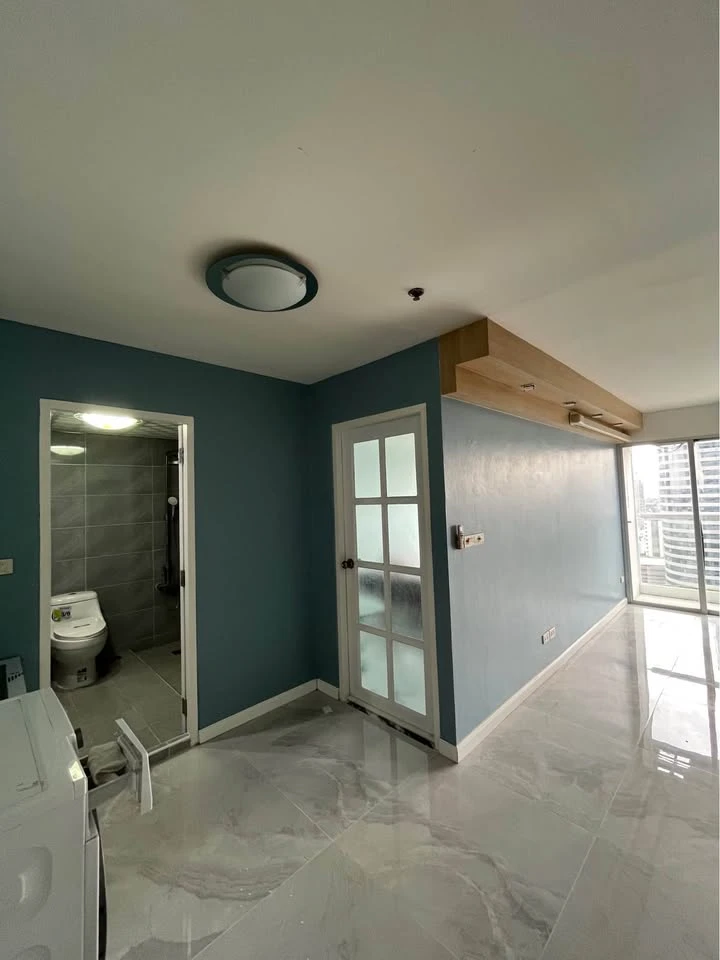 For sale: rent Silom Suite, spacious room, lots of usable space, good location, convenient transportation, hurry and reserve now!