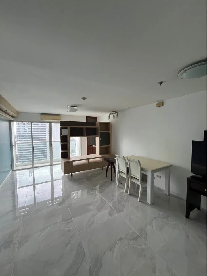 For sale: rent Silom Suite, spacious room, lots of usable space, good location, convenient transportation, hurry and reserve now!