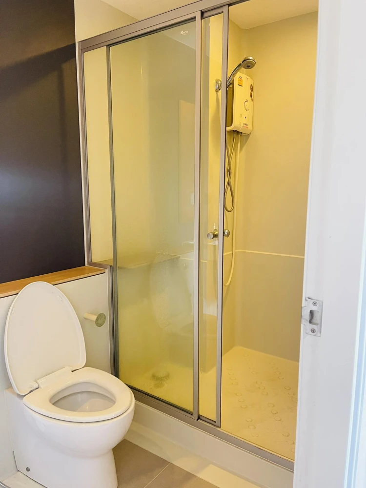 For sale: Skyline Rattanathibet, high floor room, very breezy, complete with electrical appliances and furniture. Reservation required.