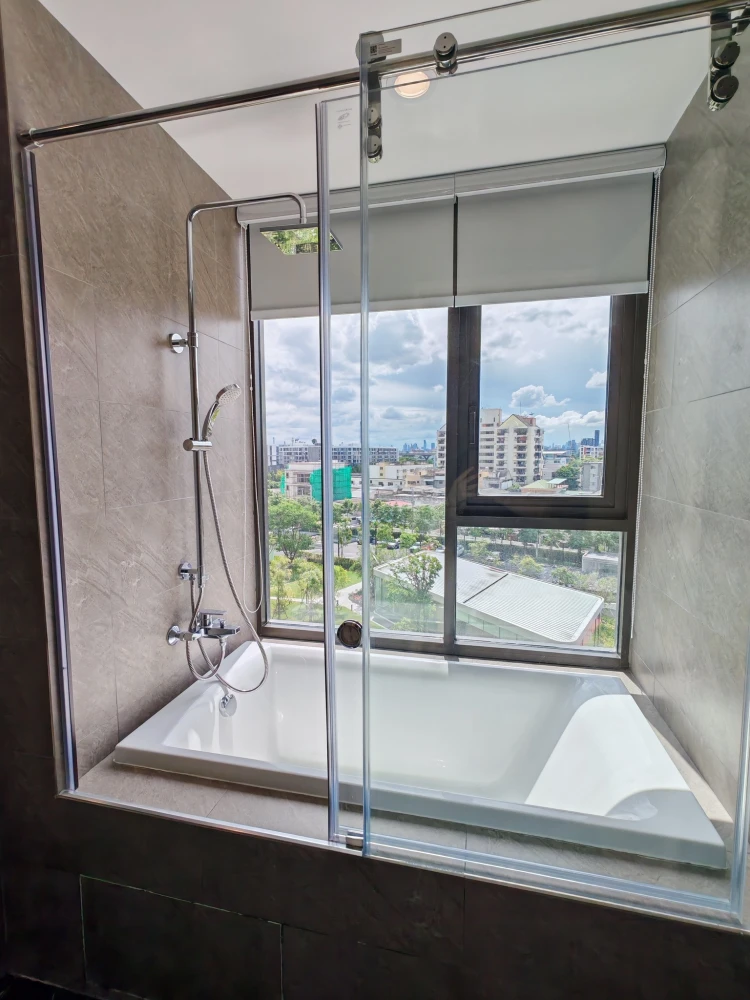 For sale: Skyrise Avenue Sukhumvit 64, 6th floor, corner room with garden view, beautifully decorated, hurry and reserve now!