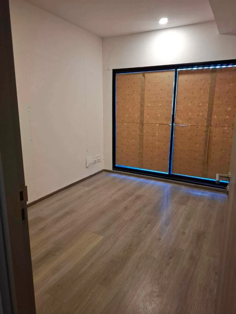 Selling SOHO Bangkok Ratchada, spacious rooms approximately 35 sq.m., bright and airy, comfortable living space. Don't miss out!