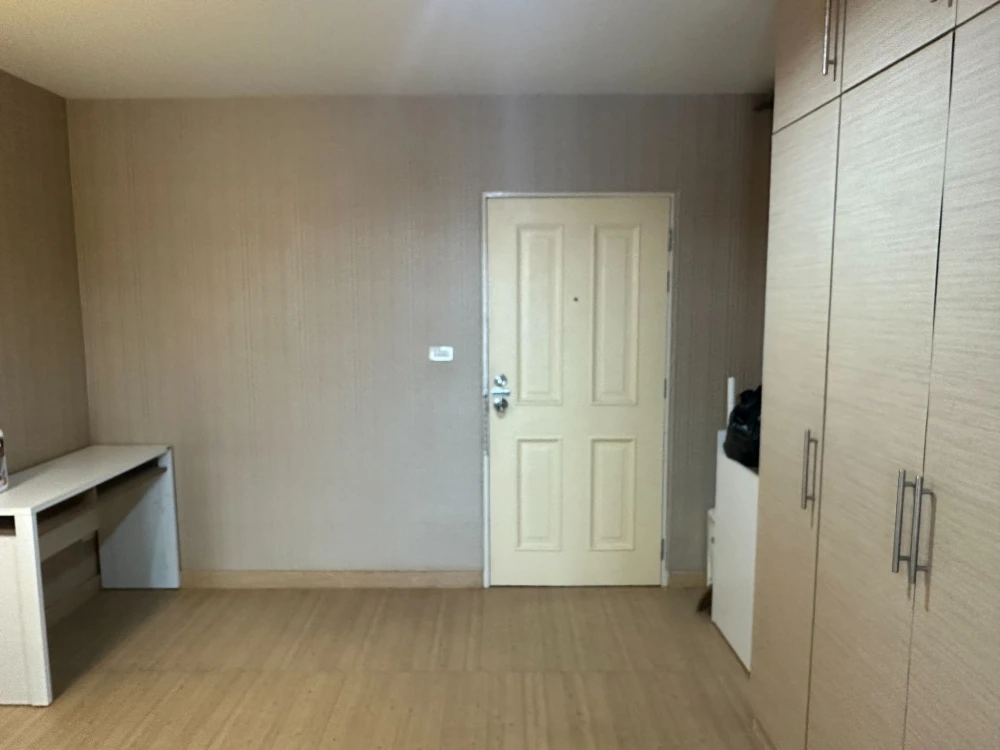 Selling Sriracha Condoview: 1 bedroom, 1 bathroom, spacious living area, open and airy city view. Don't miss out!