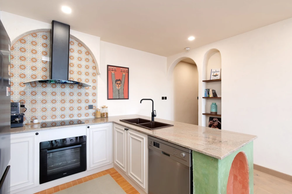 For sale: Beautifully decorated Sukhumvit City Resort in a Mediterranean style, with unobstructed city views. Ready to move in.