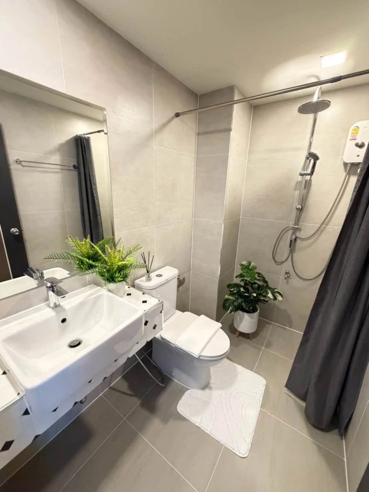 Sun City Condo for sale, near Fai Chai MRT station. The actual unit is even more beautiful than the pictures. Great location. **Corner unit, large siz