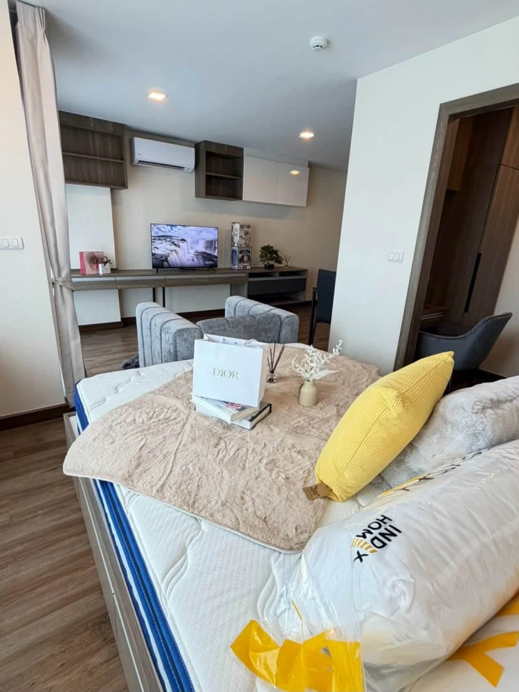 Sun City Condo for sale, near Fai Chai MRT station. The actual unit is even more beautiful than the pictures. Great location. **Corner unit, large siz