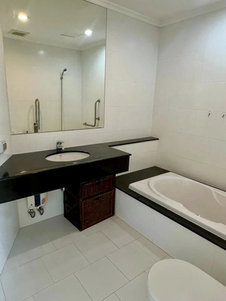 ขาย Supalai Casa Riva ชั้น 9 ห้องกว้าง ระเบียงทั้งสองได้วิวแม่น้ำและสระว่ายน้ำ น่าจองสุดๆ