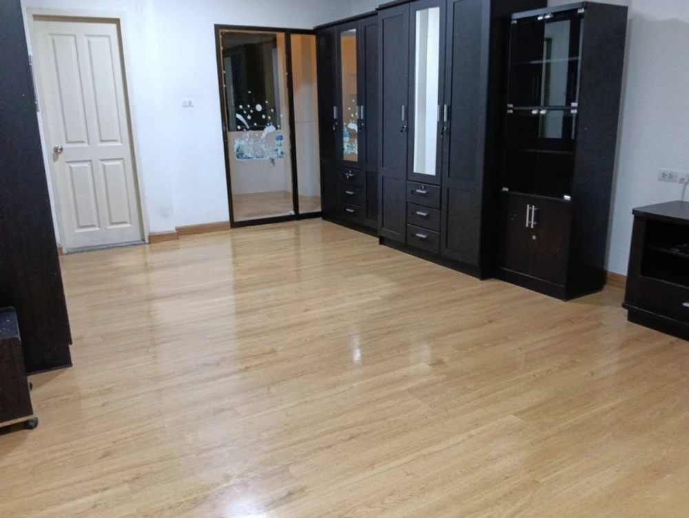 Selling Supalai City Resort Ramkhamhaeng, 17th floor. Spacious and airy unit at a great price. Book now!