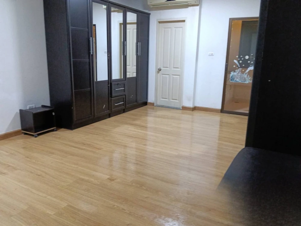 Selling Supalai City Resort Ramkhamhaeng, 17th floor. Spacious and airy unit at a great price. Book now!