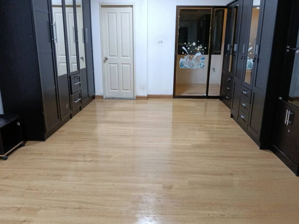 Selling Supalai City Resort Ramkhamhaeng, 17th floor. Spacious and airy unit at a great price. Book now!