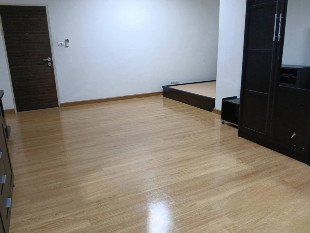 Selling Supalai City Resort Ramkhamhaeng, 17th floor. Spacious and airy unit at a great price. Book now!