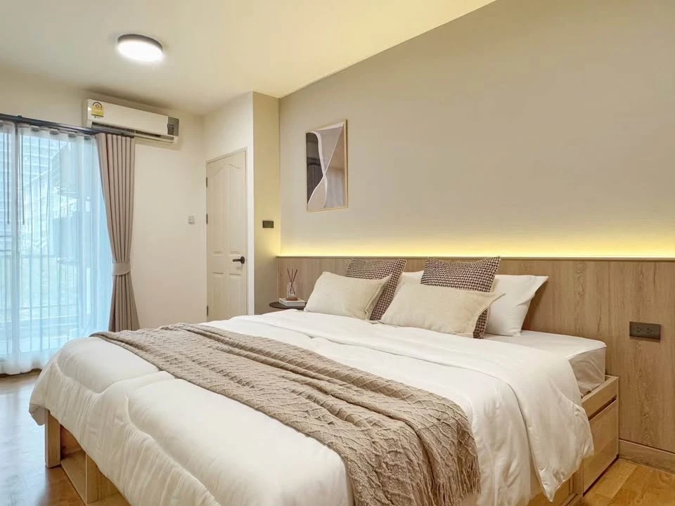 For sale Supalai City Resort Ratchada-Huai Khwang, including built-in furniture in every room, located in a quiet and private zone, interested in book