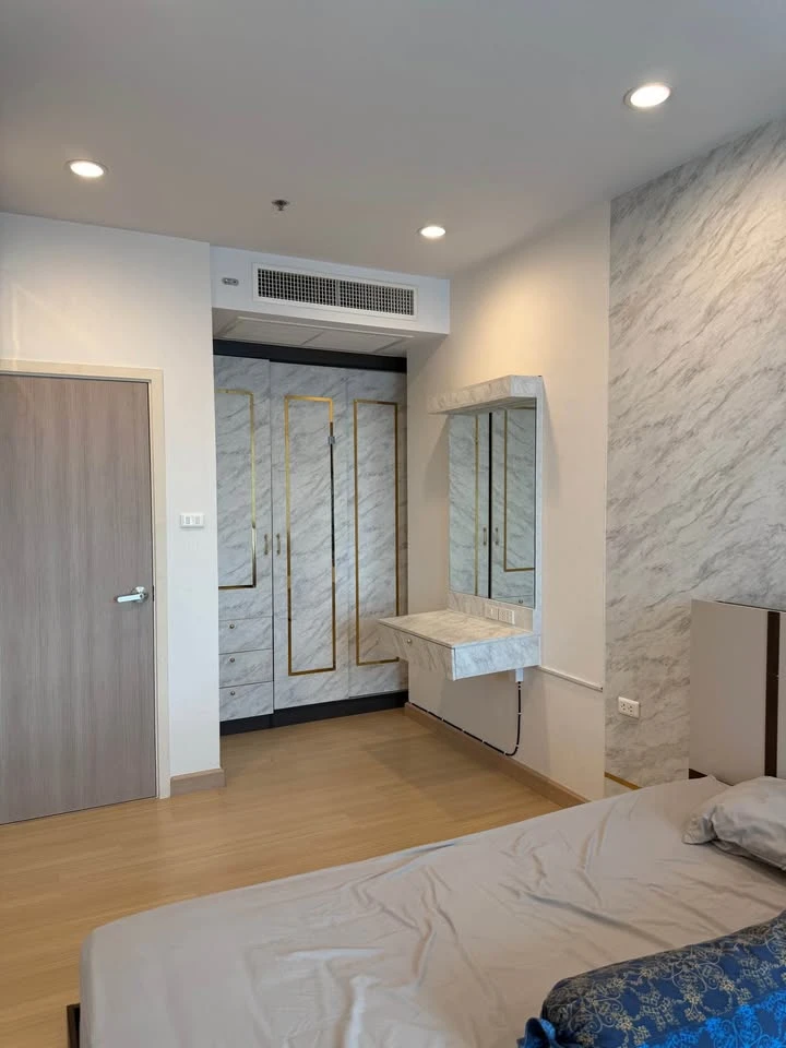 Selling Supalai Lite @ Ratchada-Narathiwas-Sathorn, 1 bedroom, 1 bathroom. Spacious living area, coordinated interior design. Book now!