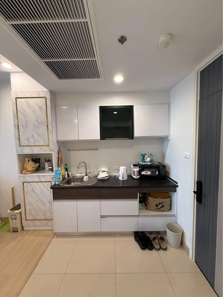 Selling Supalai Lite @ Ratchada-Narathiwas-Sathorn, 1 bedroom, 1 bathroom. Spacious living area, coordinated interior design. Book now!
