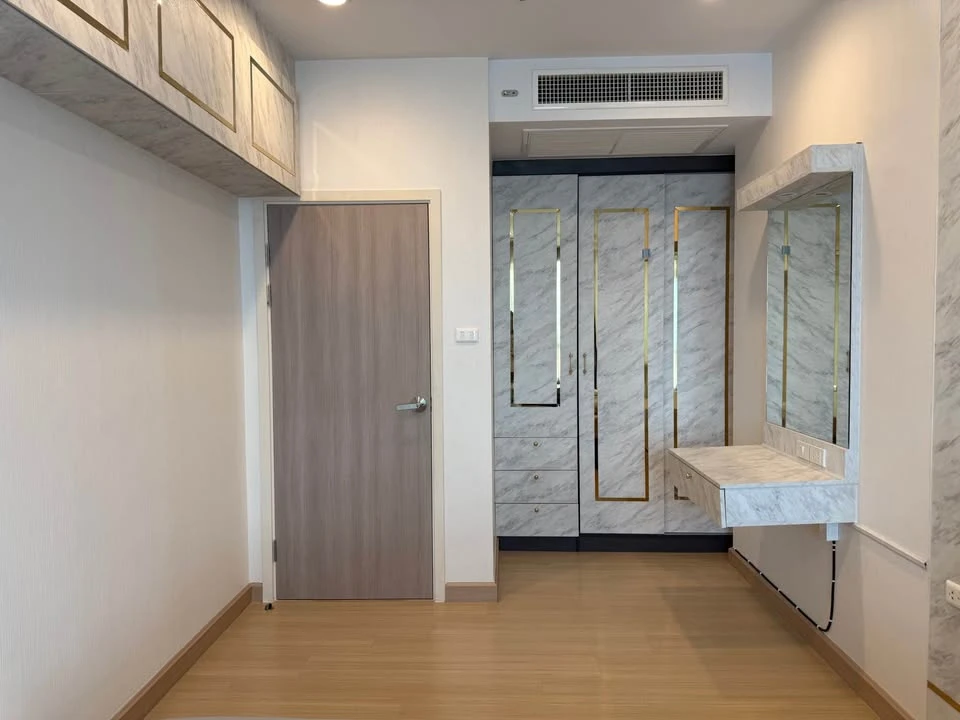 Selling Supalai Lite @ Ratchada-Narathiwas-Sathorn, 1 bedroom, 1 bathroom. Spacious living area, coordinated interior design. Book now!