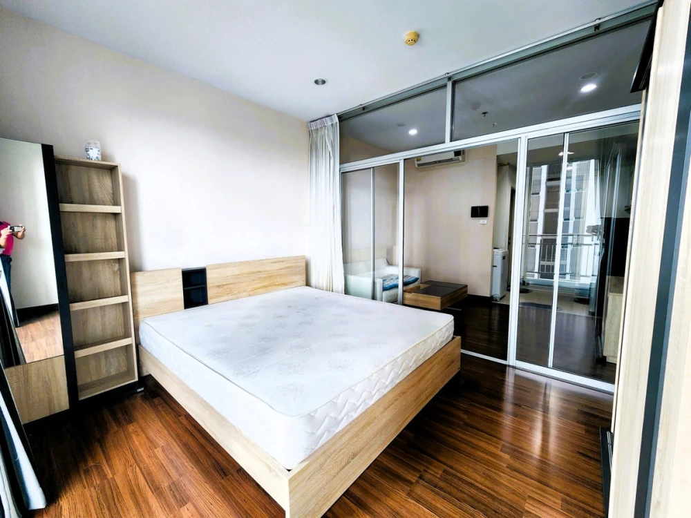 Selling Supalai Lite Sathorn Charoenrat fully furnished unit. Just bring your belongings and move in! Book now!