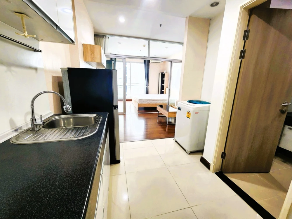 Selling Supalai Lite Sathorn Charoenrat fully furnished unit. Just bring your belongings and move in! Book now!