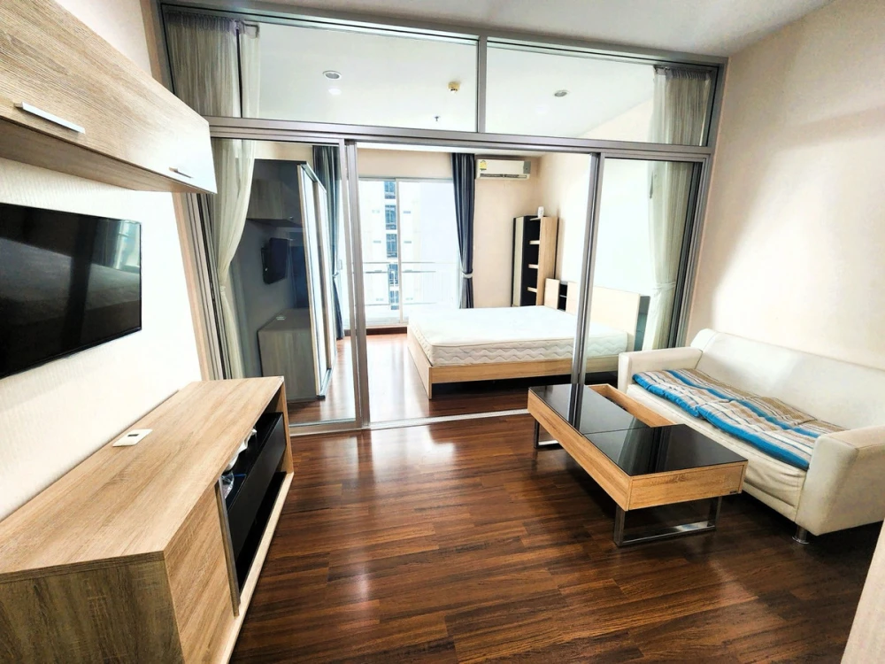 Selling Supalai Lite Sathorn Charoenrat fully furnished unit. Just bring your belongings and move in! Book now!