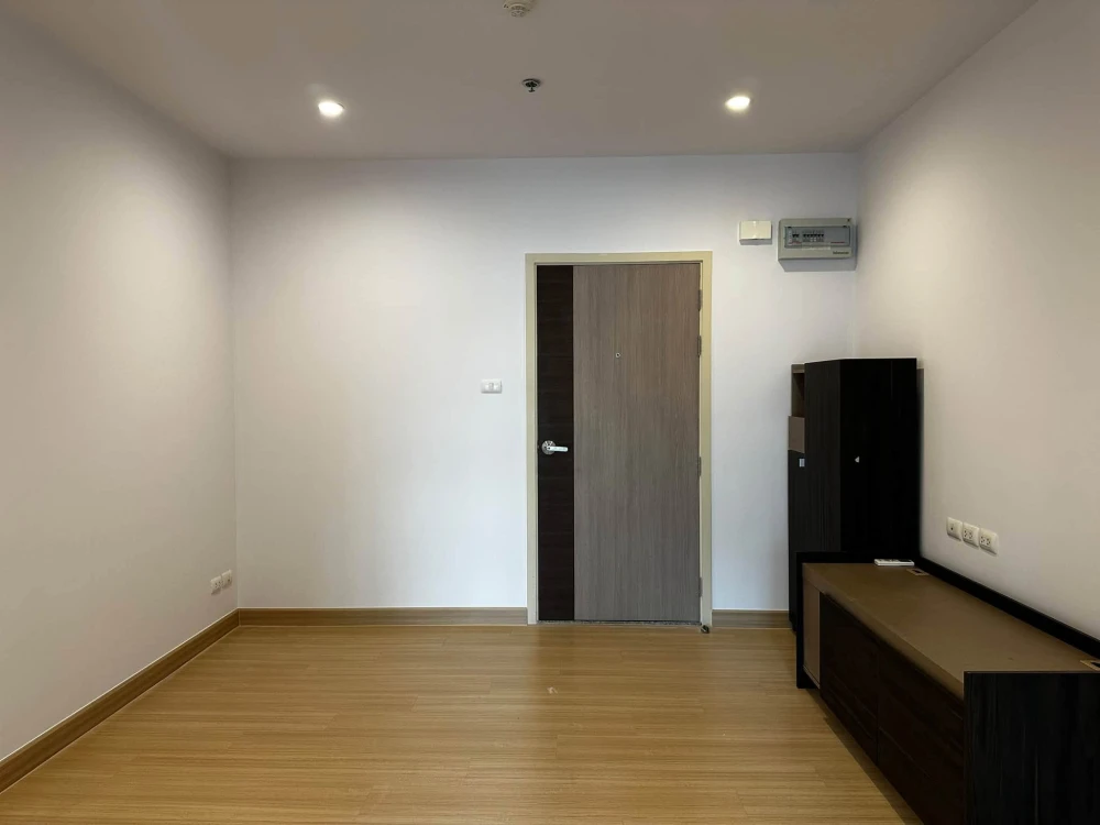For sale: Unit at Supalai Loft @ Talat Phlu Station. The unit receives morning sunlight and offers an airy, comfortable atmosphere. It comes with free