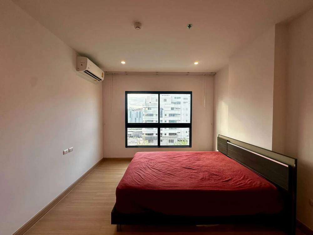 For sale: Unit at Supalai Loft @ Talat Phlu Station. The unit receives morning sunlight and offers an airy, comfortable atmosphere. It comes with free
