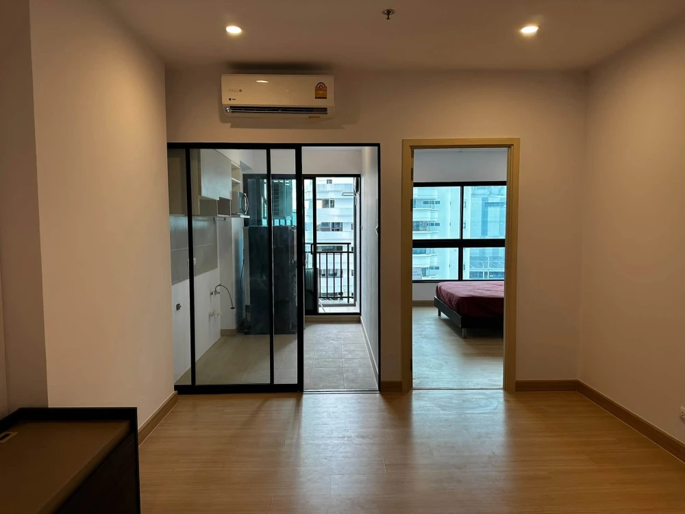 For sale: Unit at Supalai Loft @ Talat Phlu Station. The unit receives morning sunlight and offers an airy, comfortable atmosphere. It comes with free