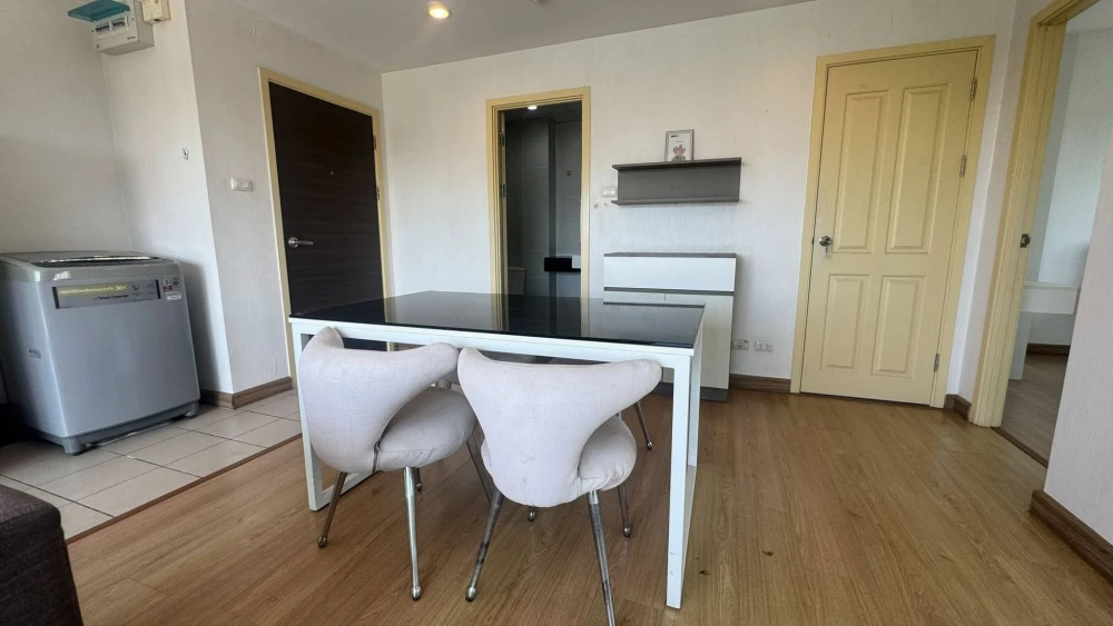 Selling a very large Supalai Mare unit. It has 2 bedrooms and 2 bathrooms with pool views and a super chill atmosphere. Don't miss out!