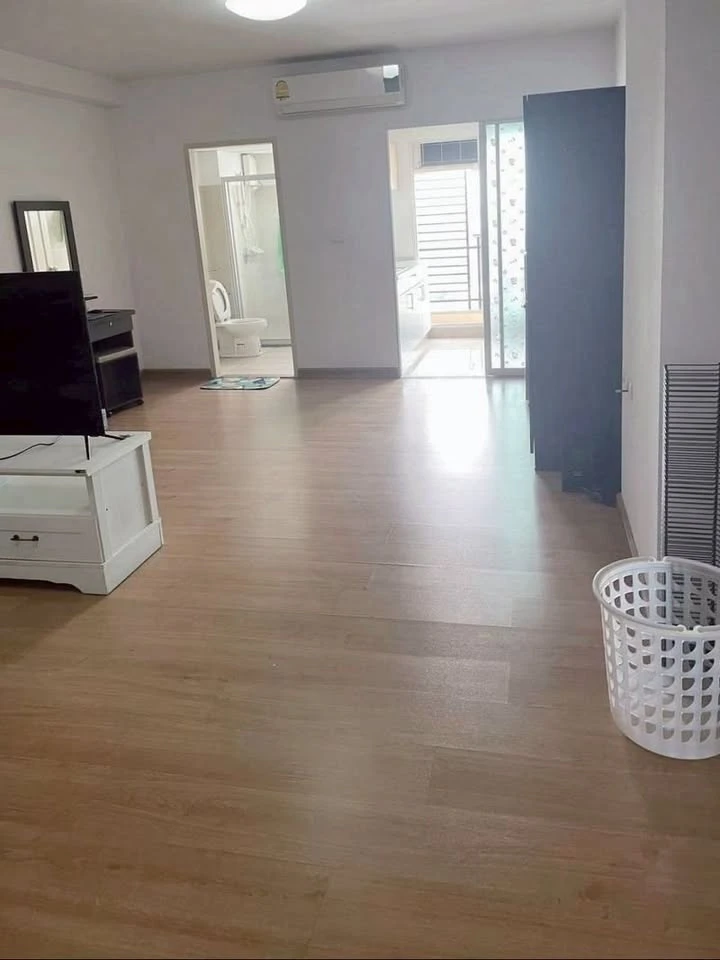 For sale Supalai Park Ekkamai - Thonglor, very high floor studio room, open, no partitions, auspicious room number, prosperous business, hurry and boo