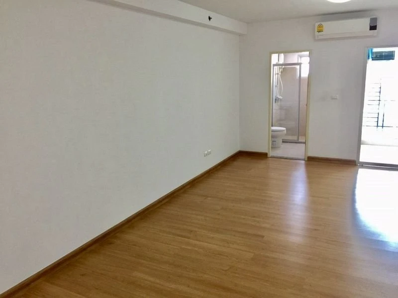 For sale Supalai Park Ekkamai - Thonglor, very high floor studio room, open, no partitions, auspicious room number, prosperous business, hurry and boo