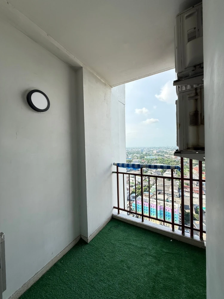 Selling Supalai Park Ratchapruek-Phetkasem, unfurnished unit with spacious living area, great location, and amazing common areas. Book now!