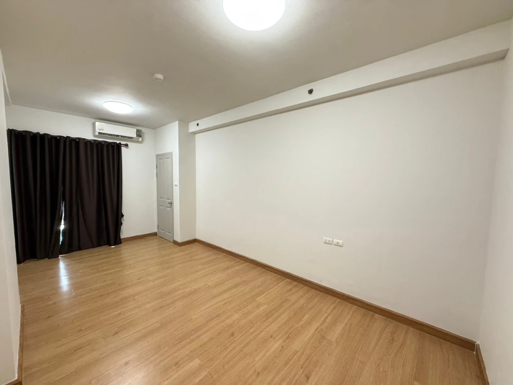 Selling Supalai Park Ratchapruek-Phetkasem, unfurnished unit with spacious living area, great location, and amazing common areas. Book now!