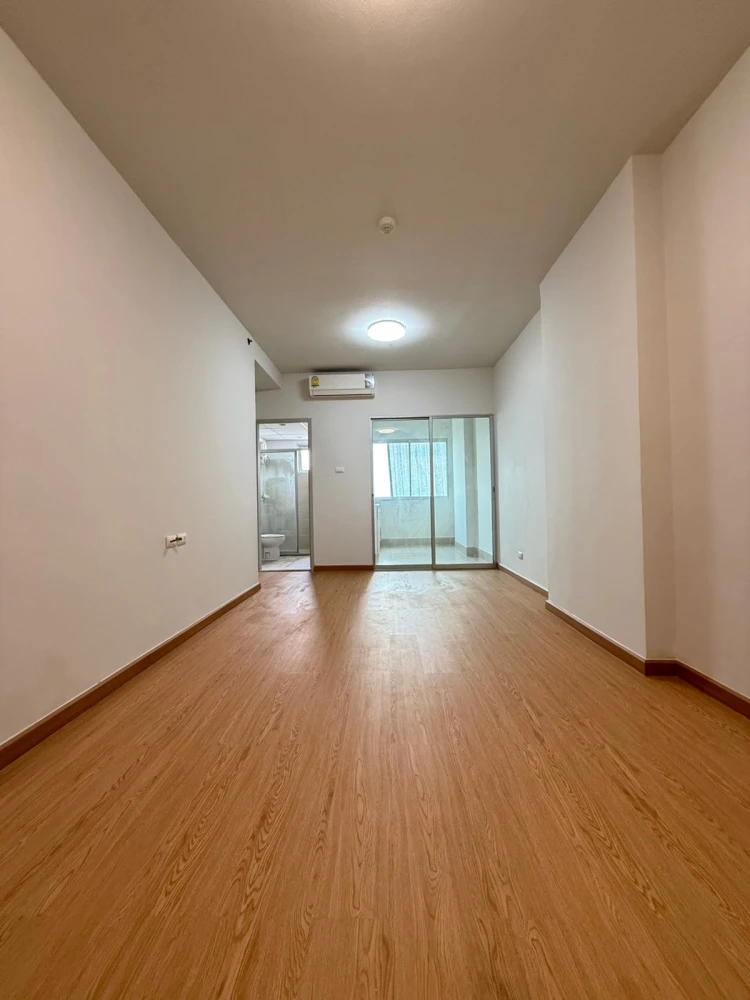 Selling Supalai Park Ratchapruek-Phetkasem, unfurnished unit with spacious living area, great location, and amazing common areas. Book now!