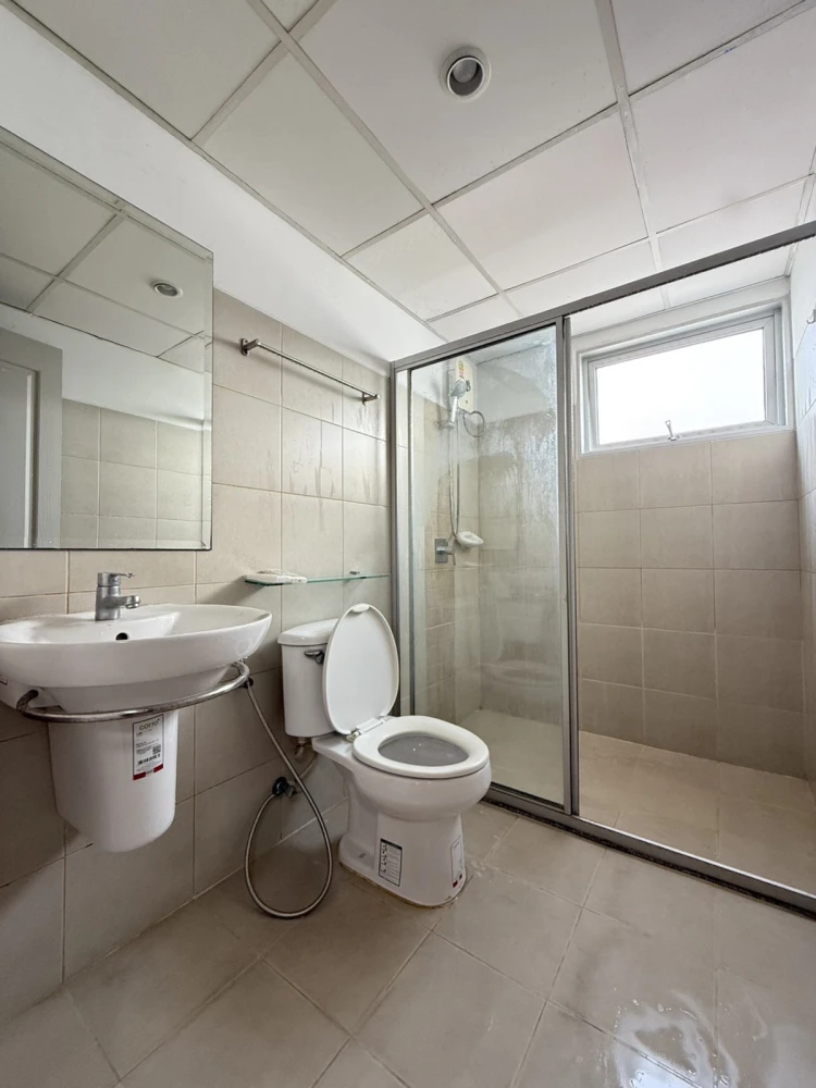 Selling Supalai Park Ratchapruek-Phetkasem, unfurnished unit with spacious living area, great location, and amazing common areas. Book now!