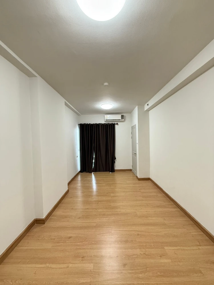 Selling Supalai Park Ratchapruek-Phetkasem, unfurnished unit with spacious living area, great location, and amazing common areas. Book now!