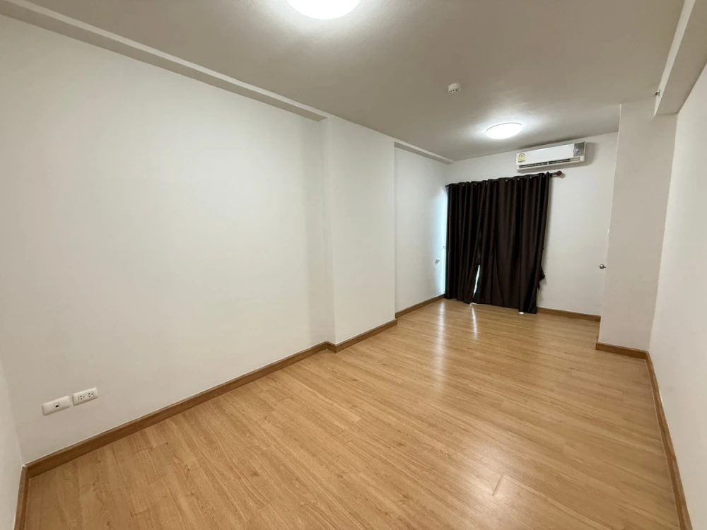 Selling Supalai Park Ratchapruek-Phetkasem, unfurnished unit with spacious living area, great location, and amazing common areas. Book now!