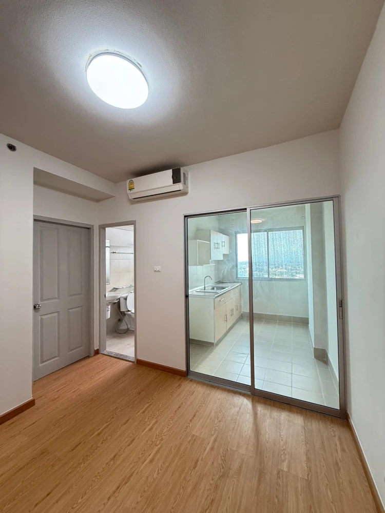 Selling Supalai Park Ratchapruek-Phetkasem, unfurnished unit with spacious living area, great location, and amazing common areas. Book now!