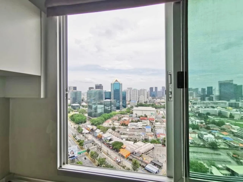 Selling Supalai Park Ratchayothin, 1 bedroom, 1 bathroom. Spacious living area and complete amenities. Book now!