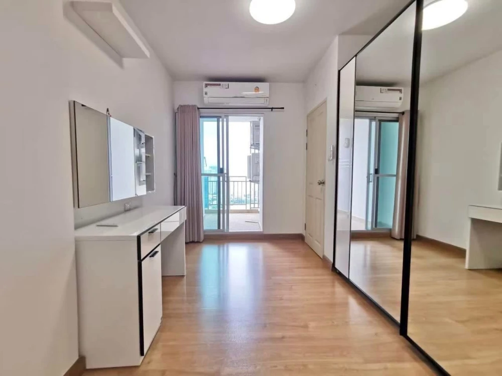 Selling Supalai Park Ratchayothin, 1 bedroom, 1 bathroom. Spacious living area and complete amenities. Book now!