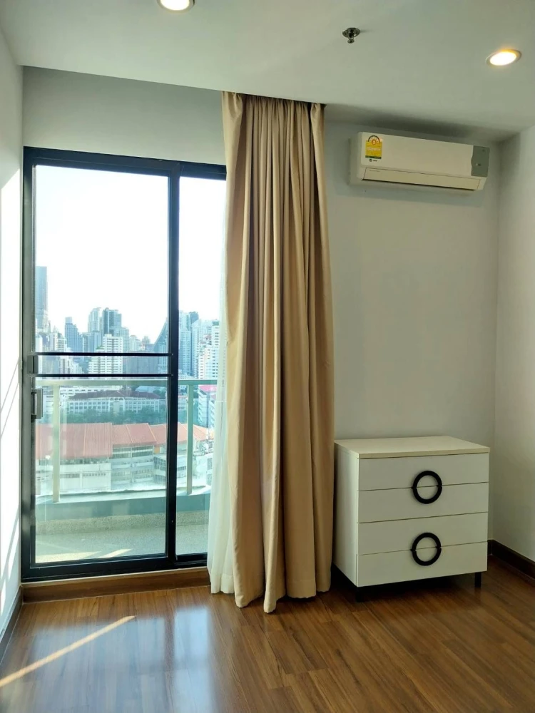 Selling Supalai Premier @ Asoke. Spacious, clean, bright, and very comfortable rooms. Highly recommended!