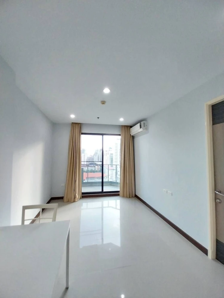Selling Supalai Premier @ Asoke. Spacious, clean, bright, and very comfortable rooms. Highly recommended!
