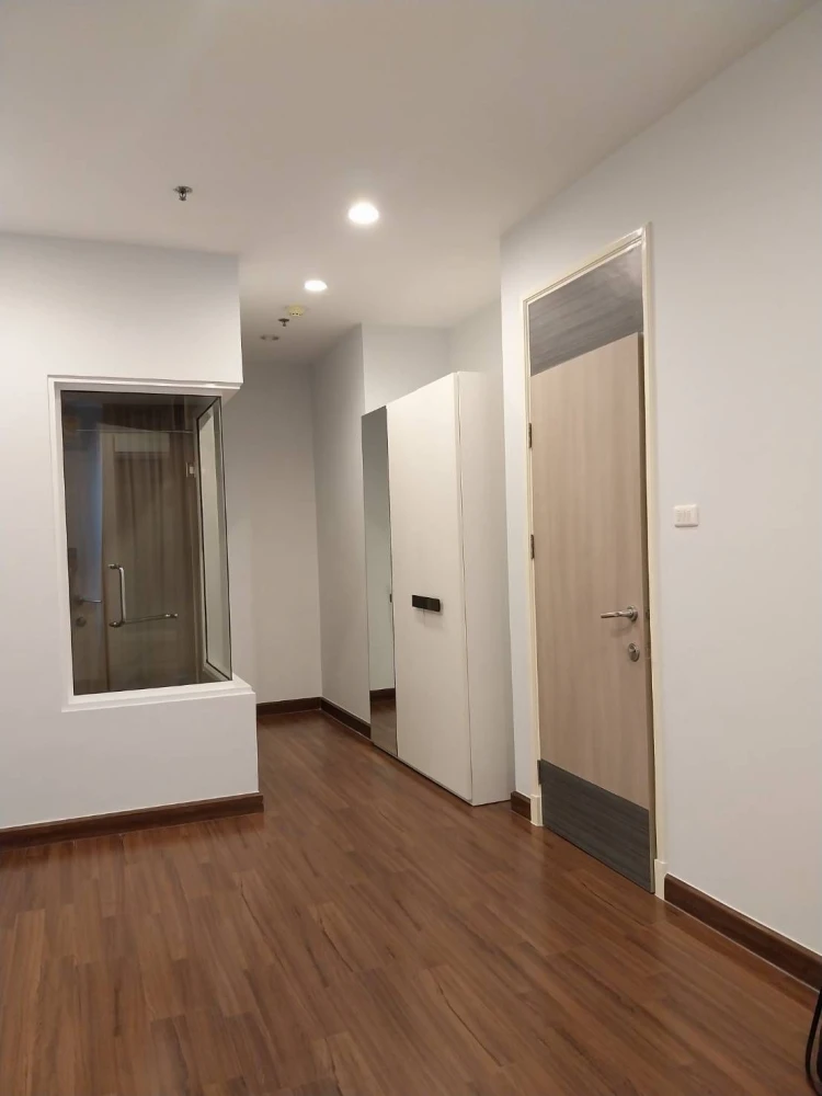 Selling Supalai Premier @ Asoke. Spacious, clean, bright, and very comfortable rooms. Highly recommended!