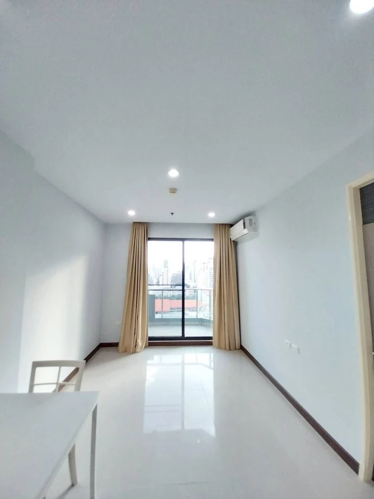 Selling Supalai Premier @ Asoke. Spacious, clean, bright, and very comfortable rooms. Highly recommended!