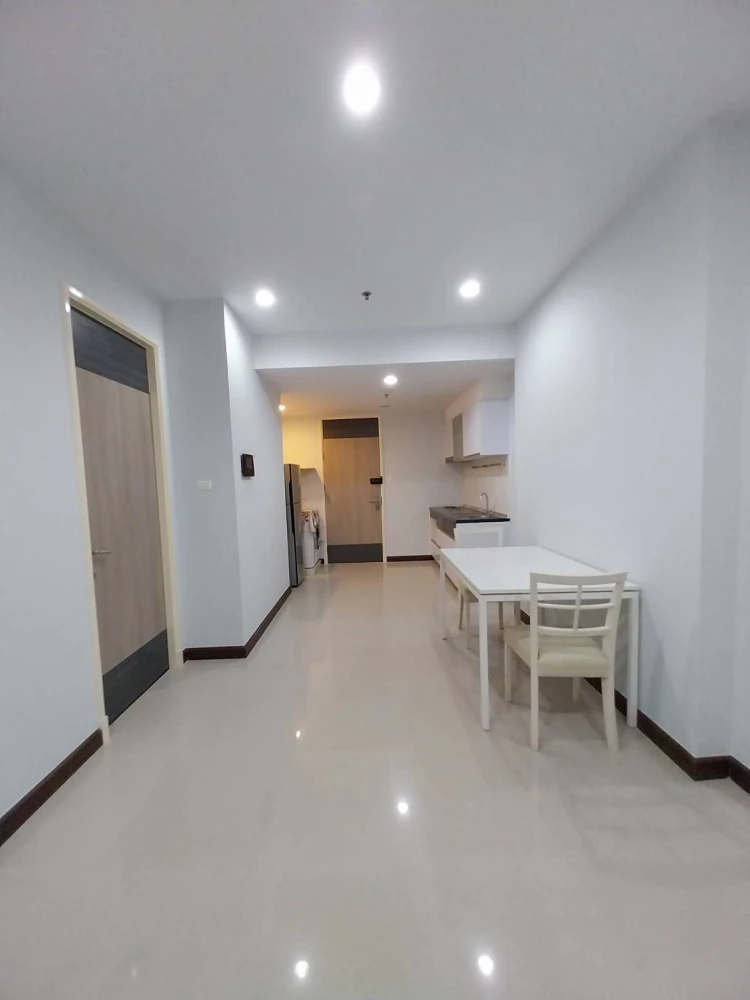 Selling Supalai Premier @ Asoke. Spacious, clean, bright, and very comfortable rooms. Highly recommended!