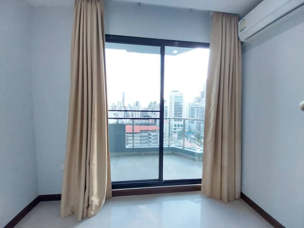 Selling Supalai Premier @ Asoke. Spacious, clean, bright, and very comfortable rooms. Highly recommended!