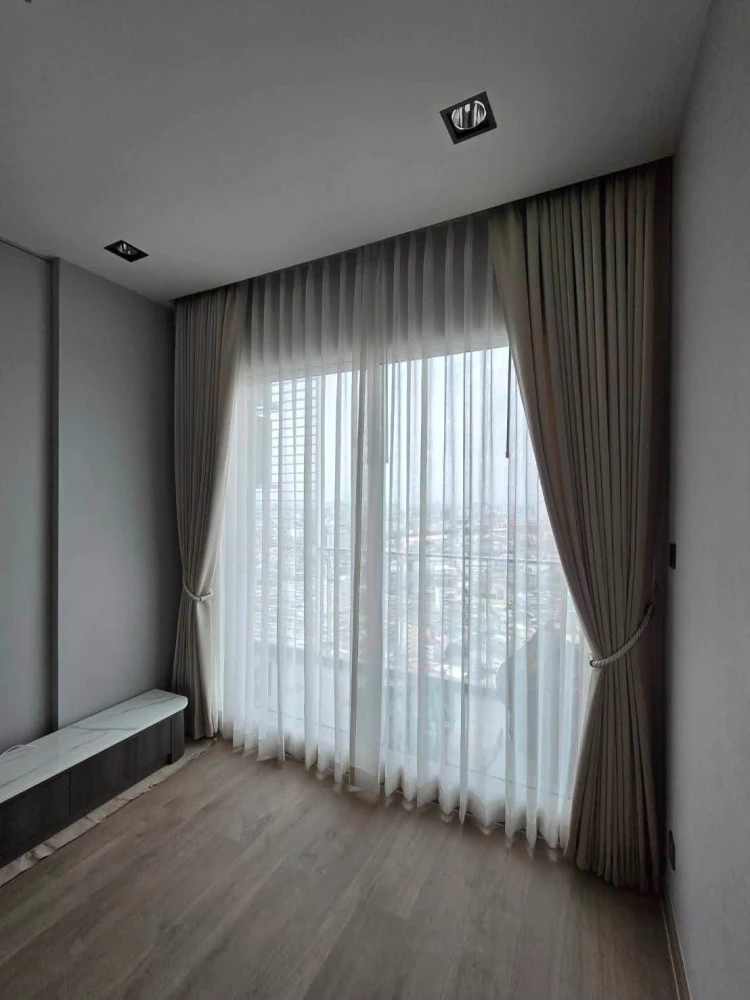 Selling Supalai Premier Si Phraya-Sam Yan, large 55 sq.m. unit. Prime city location with a spacious balcony. A must-see!