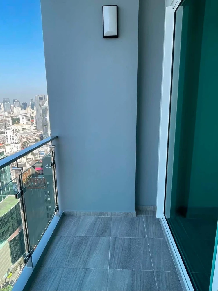Selling Supalai Premier Si Phraya-Sam Yan, large 55 sq.m. unit. Prime city location with a spacious balcony. A must-see!